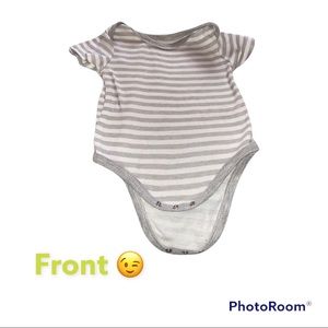 👶🏽Gray & white onesie shirt 👶🏽
